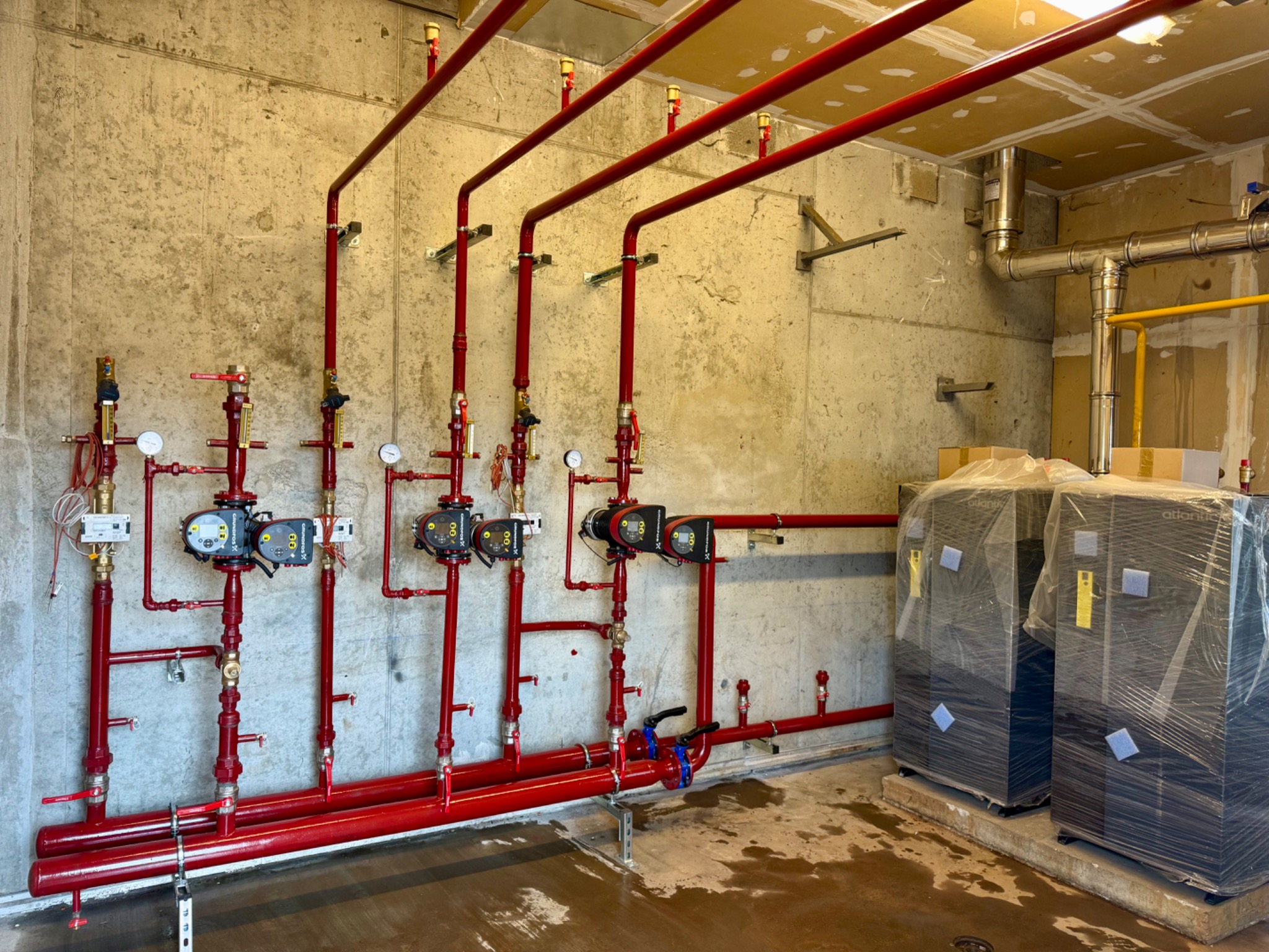 Réseaux de chauffage rouges installés dans un local technique