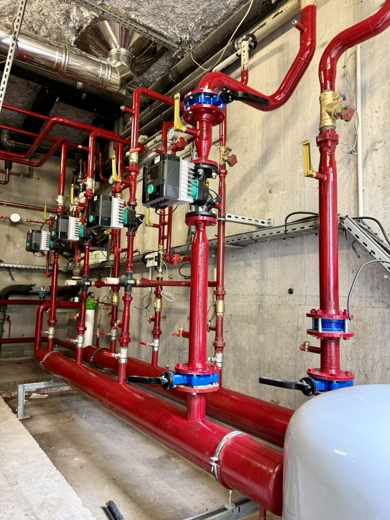 Réseaux hydrauliques et circulateurs de la chaufferie du Gymnase Cavanoug