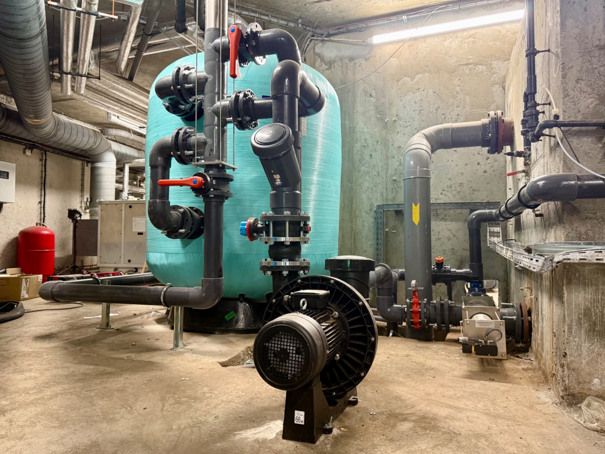 Installation hydraulique et tuyauteries dans un local technique